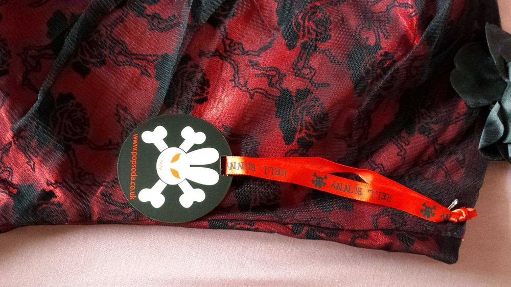 Готическа рокля в червено и черна дантела от UK - Hell Bunny