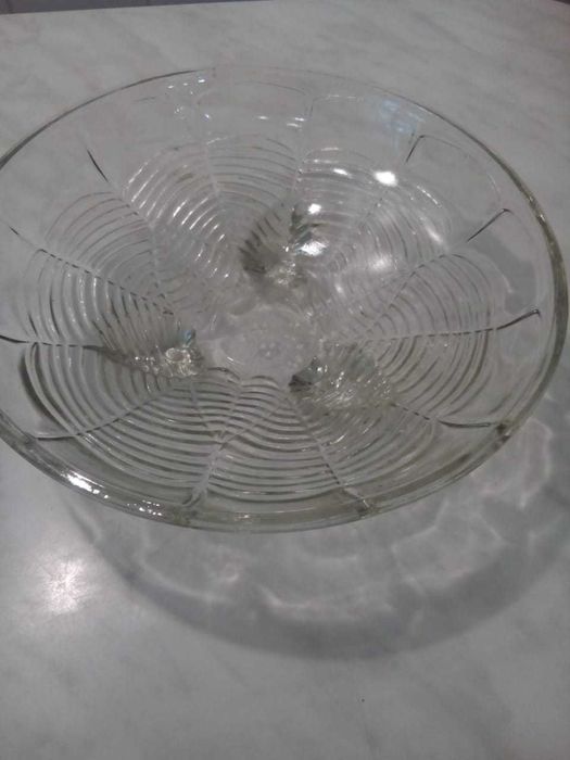 Хрусталь, фарфор, фужеры, вазы.