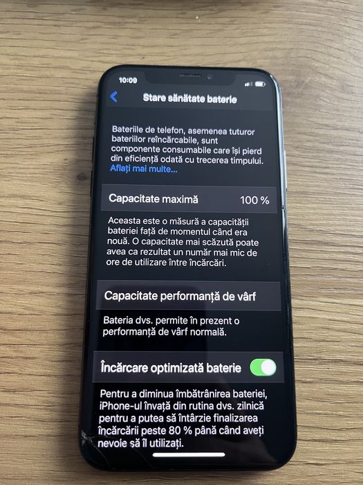 IPhone X are o crăpătură pe ecran dar nu afecteaza .