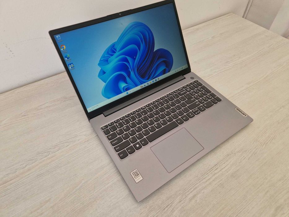 Lenovo Ryzen 3 7320U / 8GB RAM / 512GB SSD
