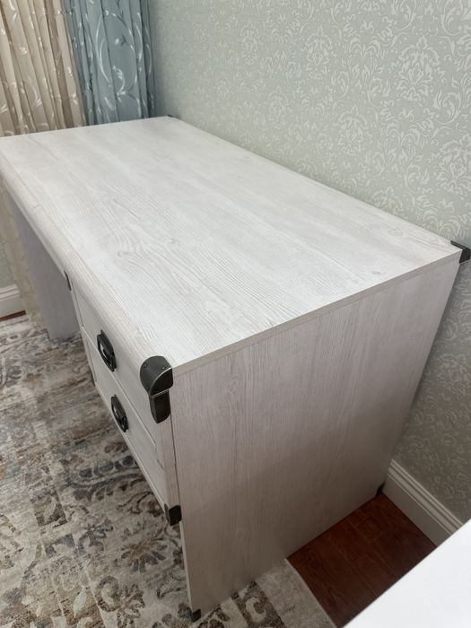 Стол рабочий в идеальном состоянии