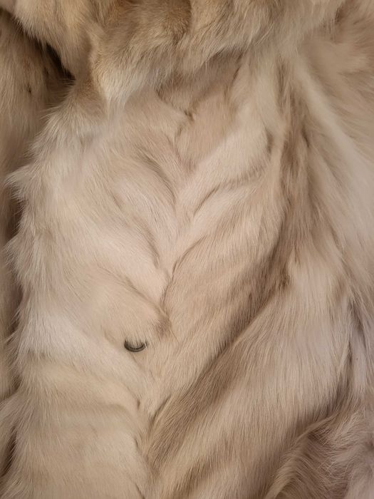 Палто от бяла лисица