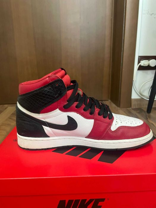 Air Jordan 1 Retro High Satin Snake Chicago