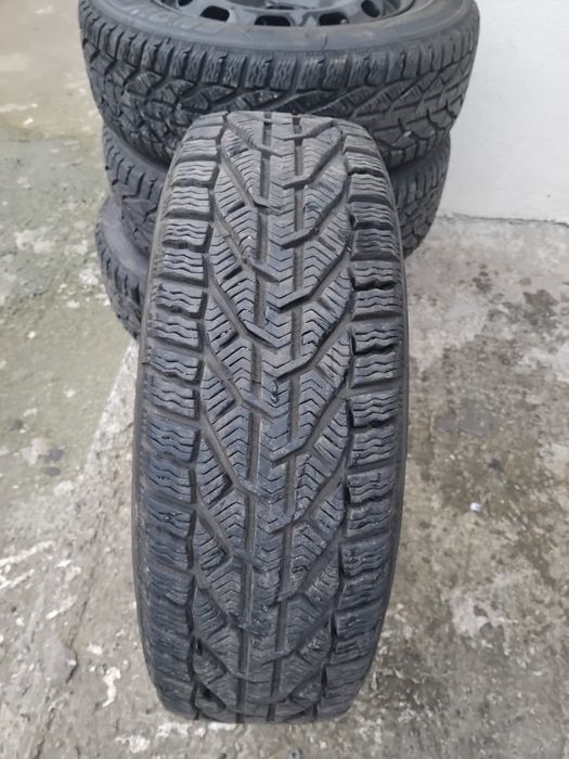 Vand cauciuri  de iarna  cu tot cu jante