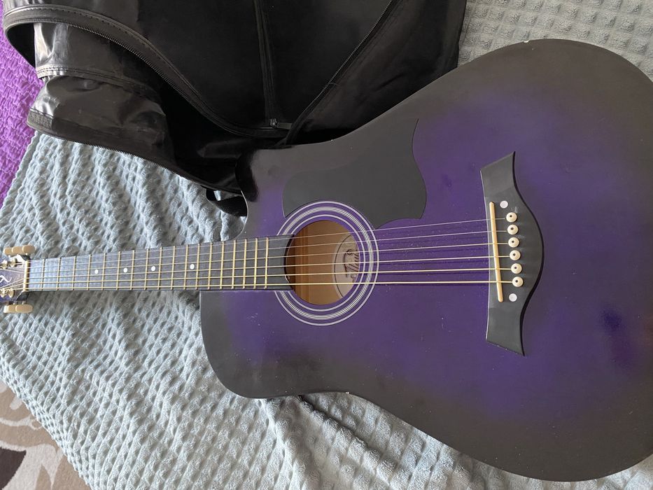 Темносиняя акустическая гитара