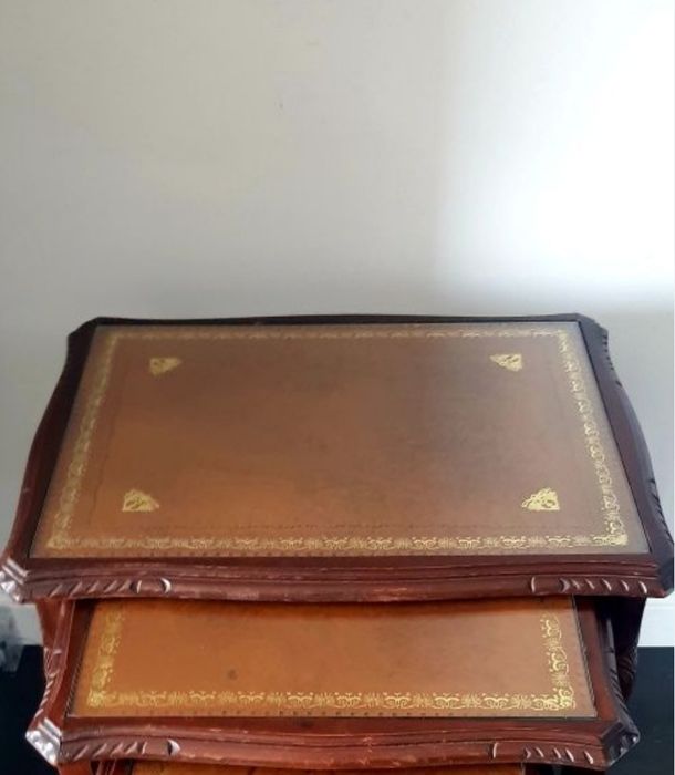 Măsuță veche pentru cafea model deosebit