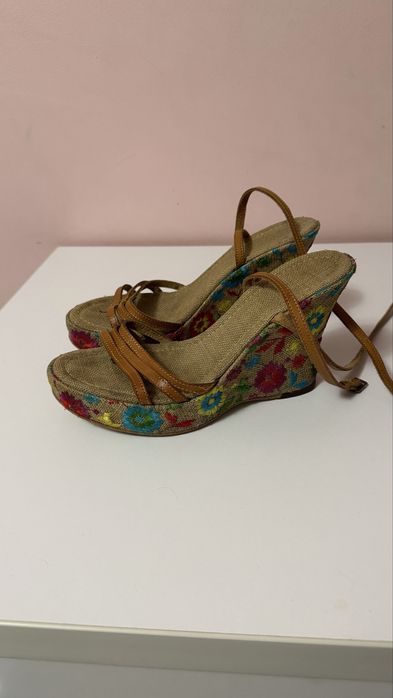 Босоножки яркие, 39 р 2000тг