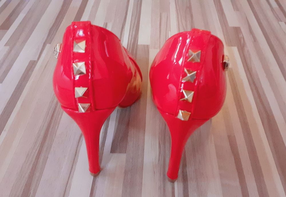 Продавам - Дамски лачени елегантни, червени обувки - 35 номер