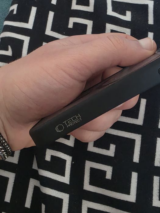 Vand husa iphone 16 pro aproape noua