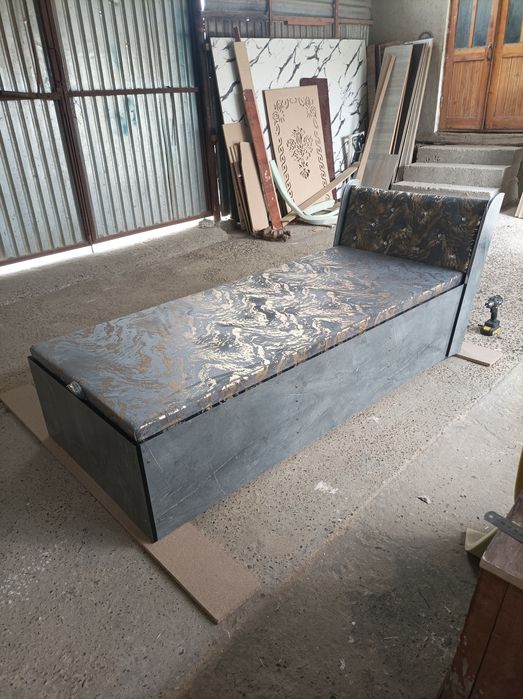 Spalniy divanlar tagi sandiqlik