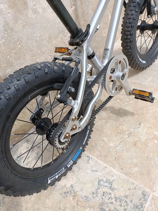 Bicicletă copii Early Rider Seeker Belt 14”  – Ultra ușoară, transmisie curea stare excelentă