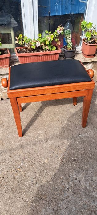 Стол за пиано с регулиране на височината