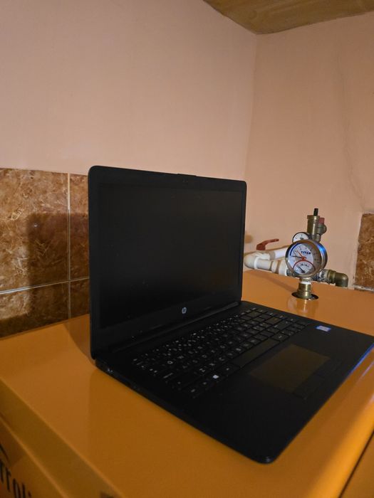 Laptop Hp i3 a 8 a generatie windows 11