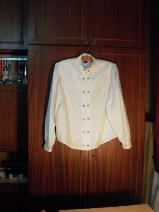 3 camasi straine, cu broderie si maneci lungi pentru femei