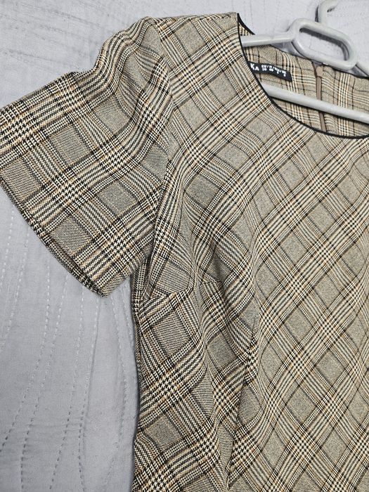 Дамска рокля с къс ръкав