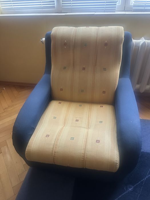 Диван с два фотьоила и две табуретки.Само за 50 евро!