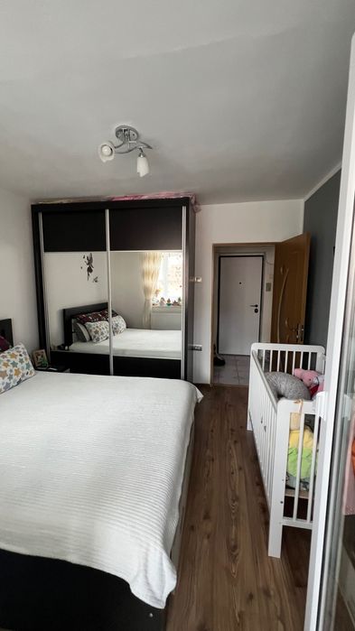 Vând apartament cu două camere în 8 Martie +garaj+ parcare în fața blocului