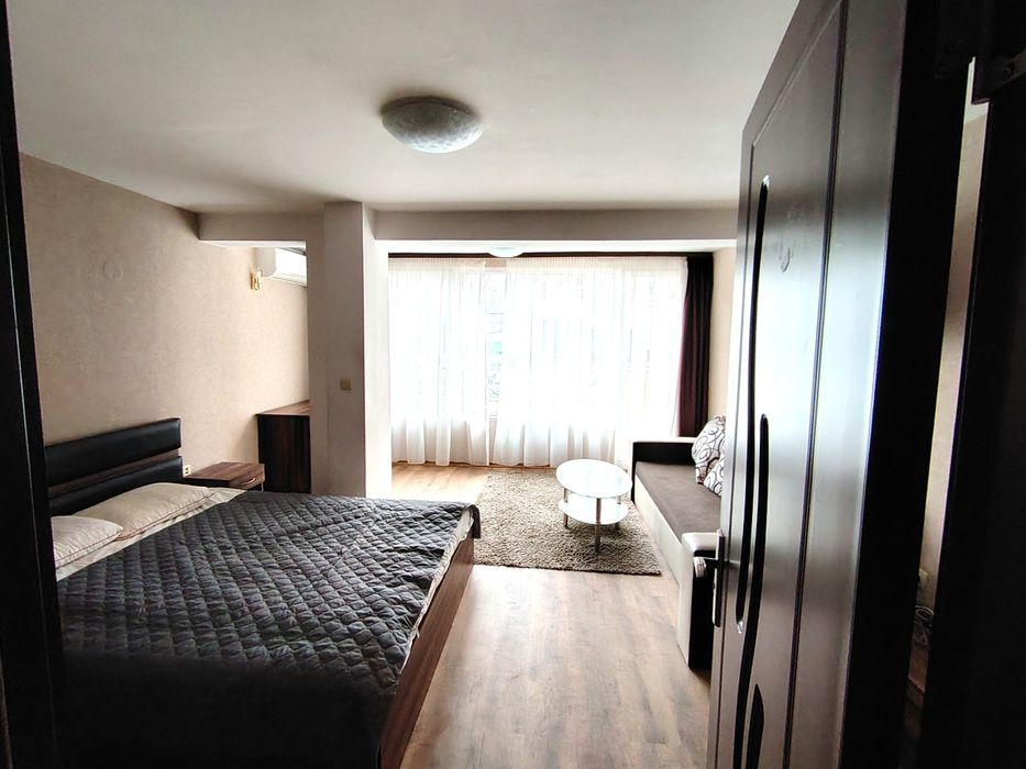 Едностаен от 42 кв.м, Център, обзаведен, ремонтиран, за Ч. Л - 450 EUR