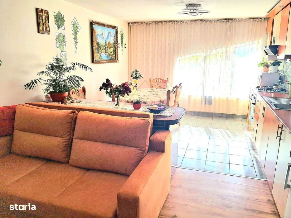 Vind apartament 3 camere zona Plopilor.