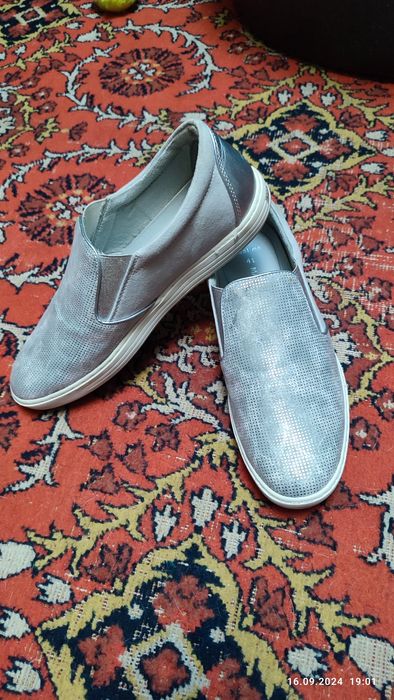 Продам кроссовки, лоферы.