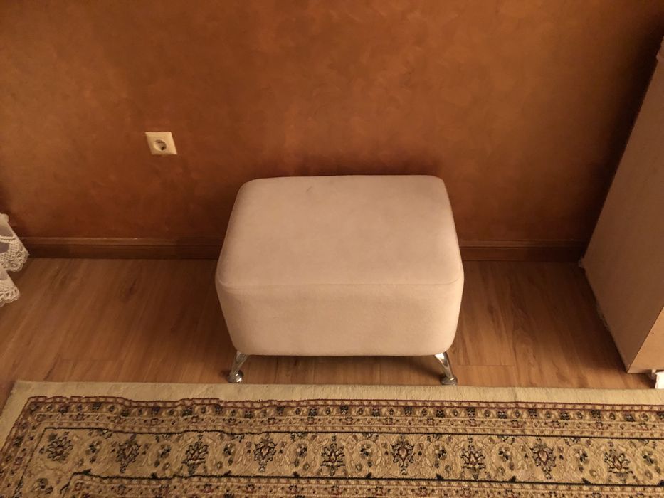 Мягкий диван с двумя пуфиками