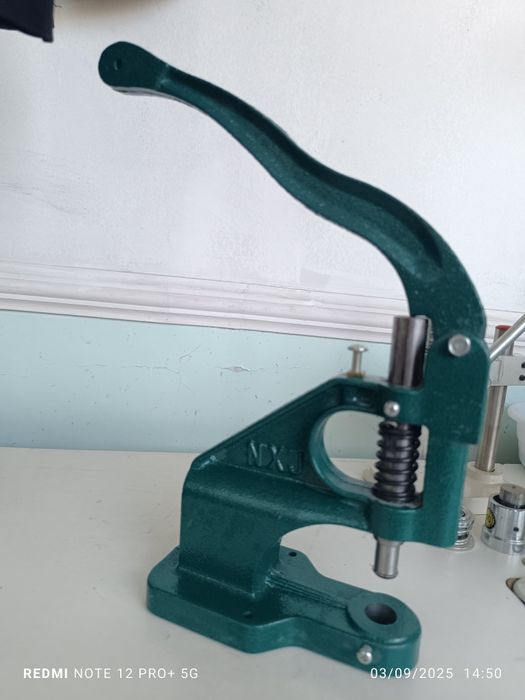 Press tugma qoʻyish uchun qurilma.