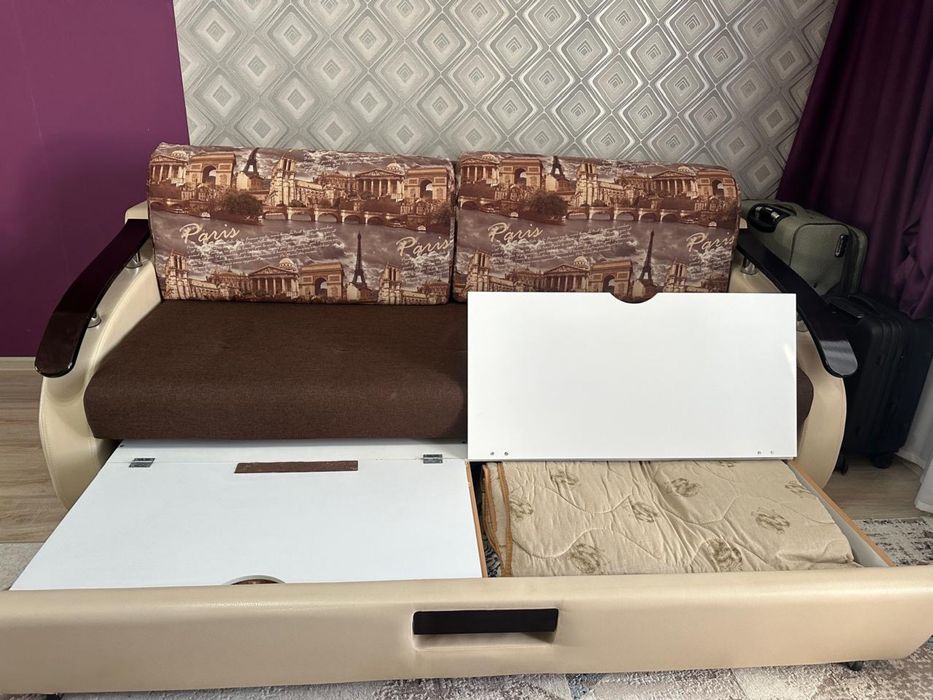 Продам диван в отличном состояний, ………………………………………………………………………………………..