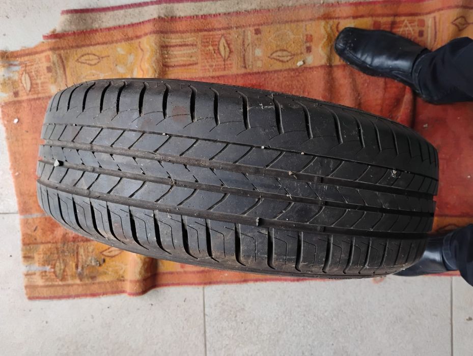 Vând cauciucuri aproape noi.