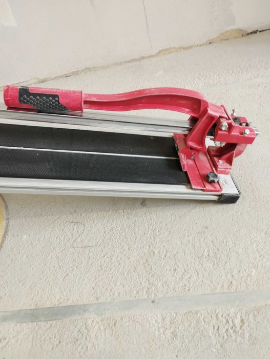 Машина за рязане на гранитогрес и фаянс.