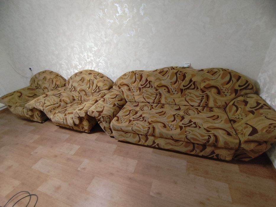 Продам диван с креслами