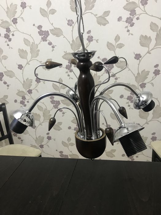 Полилеи висящ с четири плафона под формата на цвете