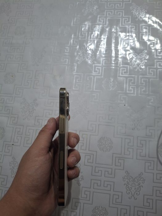 IPhone 13 pro с документами