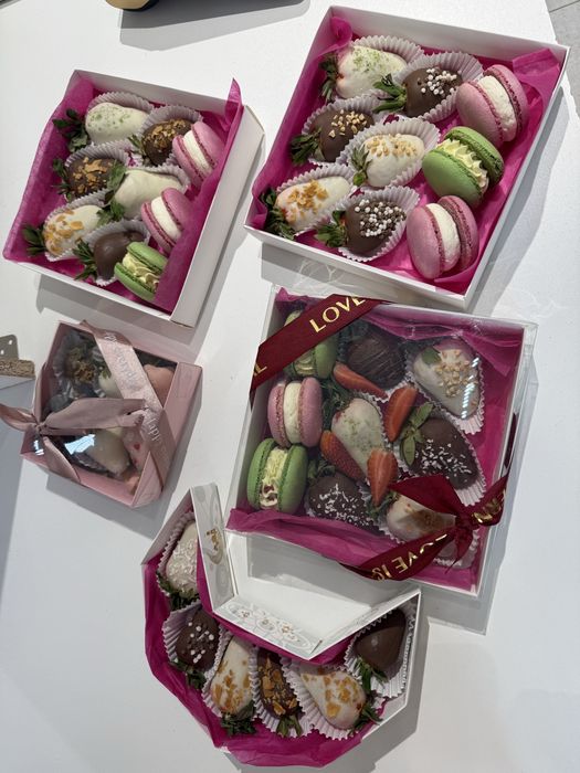 Клубника в шоколаде + макаронсы