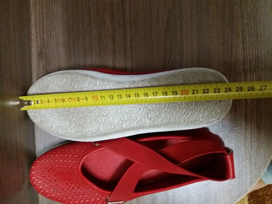 Червени спортни обувки