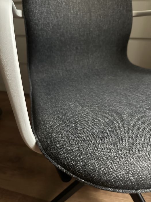 Scaun birou IKEA Langfjall in stare foarte buna, gri inchis cu brate albe, suport lombar, conferinte