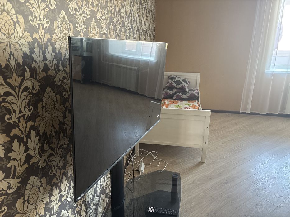 Продается телевизор с тумбой