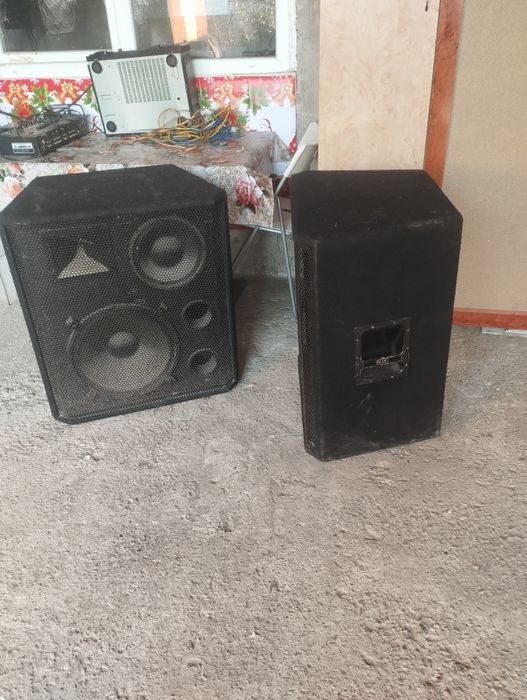 De vânzare boxe și un subufar