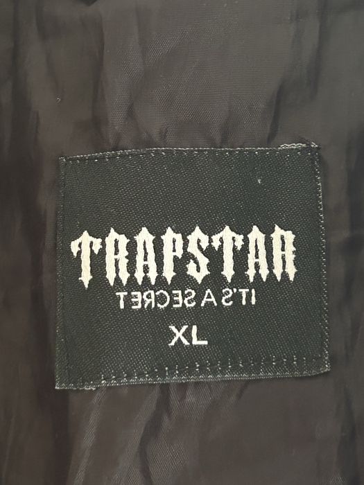 Продавам яке Trapstar