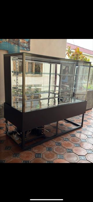 Витриный холодильник для торта, выпечки