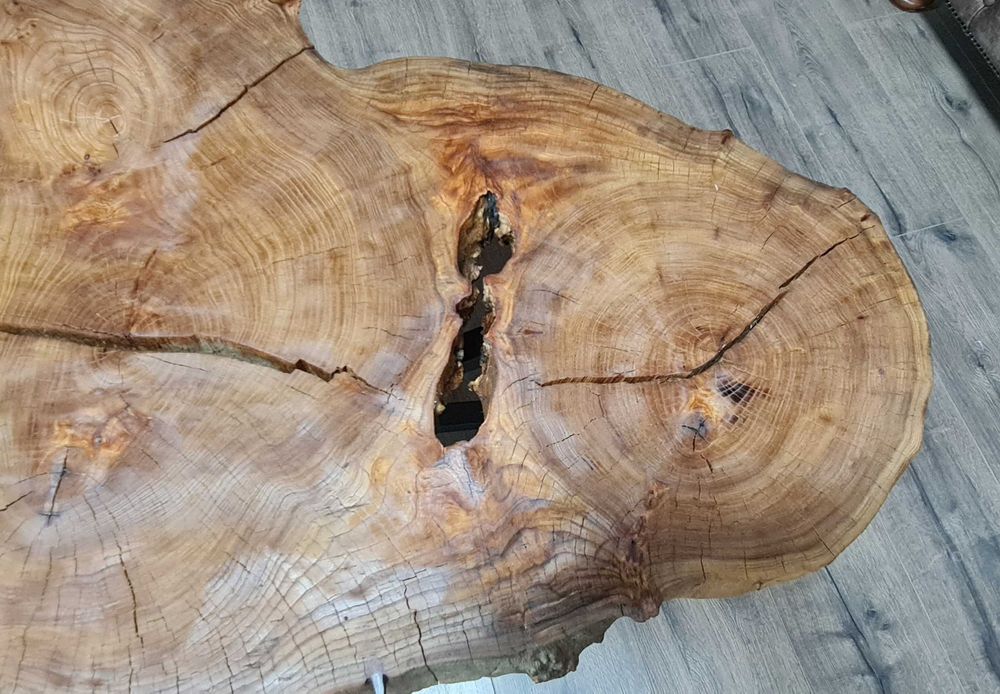 Масивна холна масичка от дърво и метални крака ръчна изработка