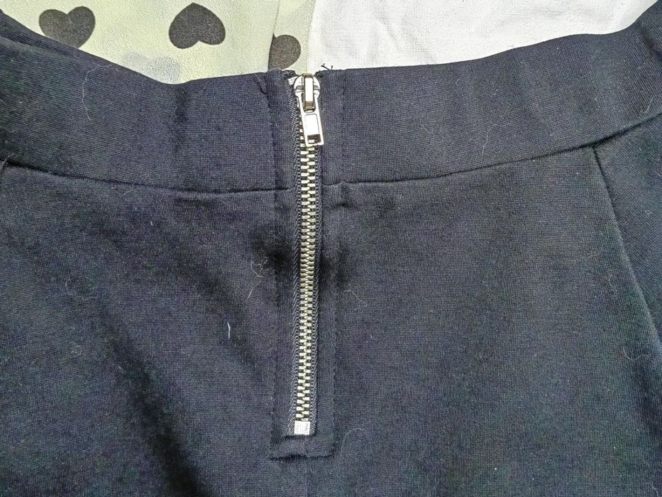 Черна дамска разкроена пола с ластик и цип, М размер