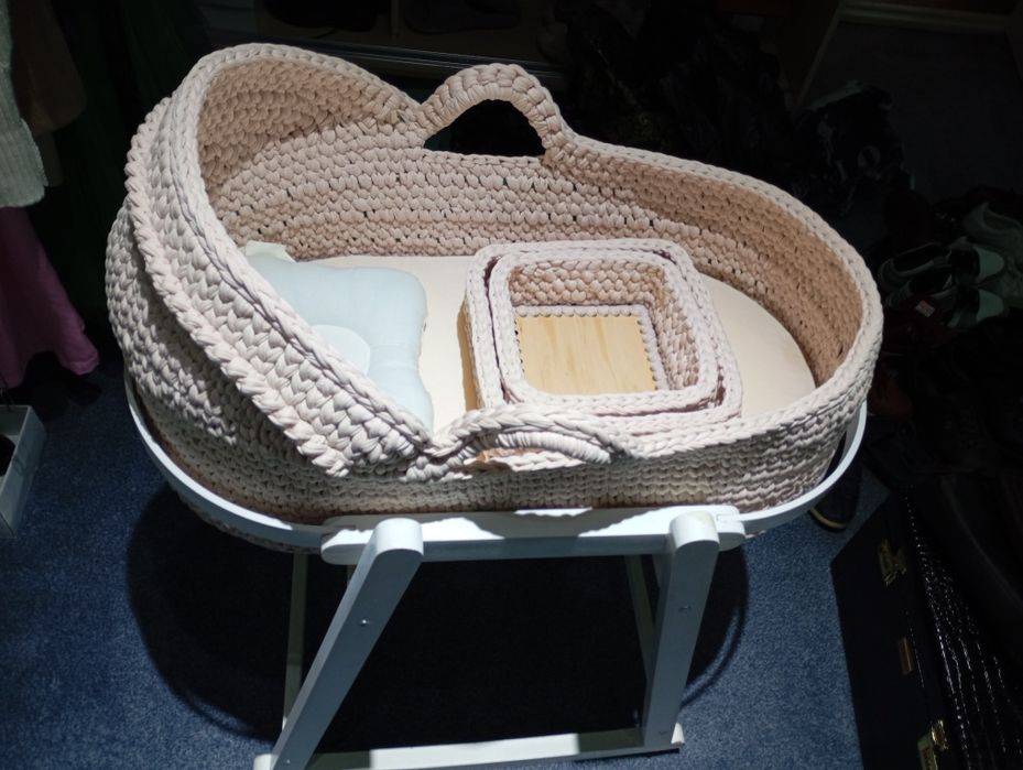 Вязаная люлька с подставкой из дерева
