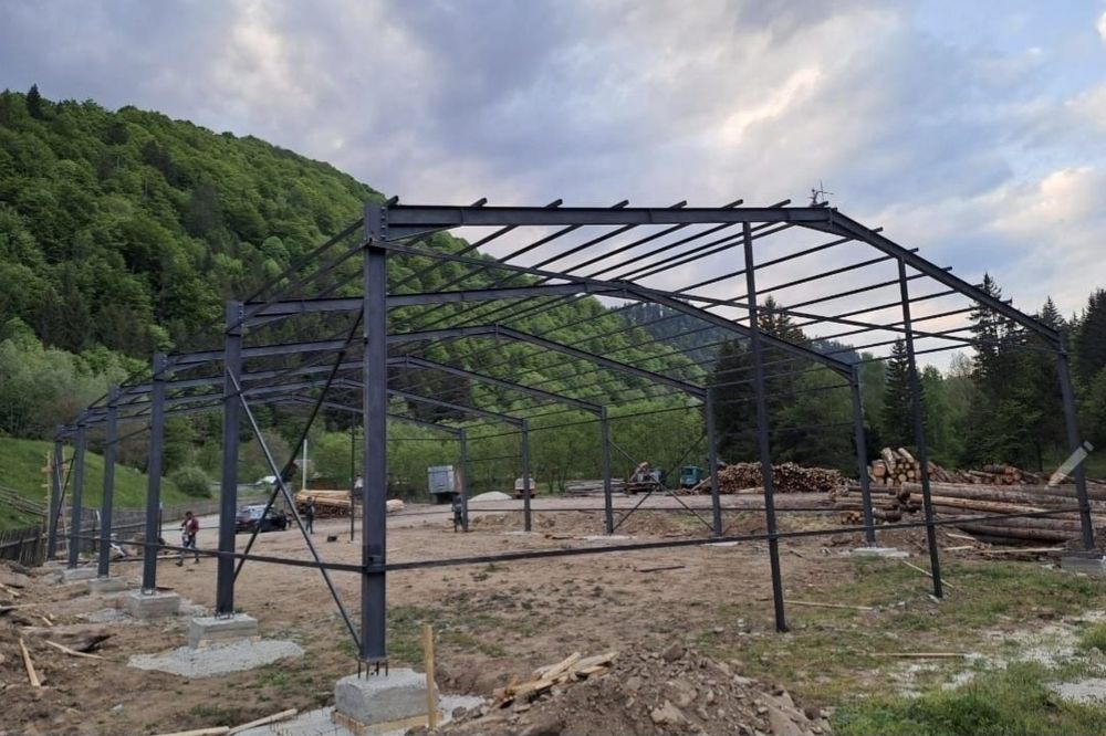 Vand structura metalică 20x10x4 Pret 6000euro 

10 cuzineti 
10 stâlpi