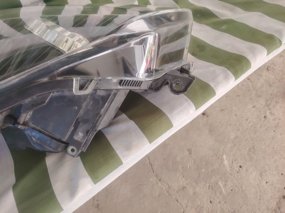 Ляв фар за Opel Astra H Завиващ Hella