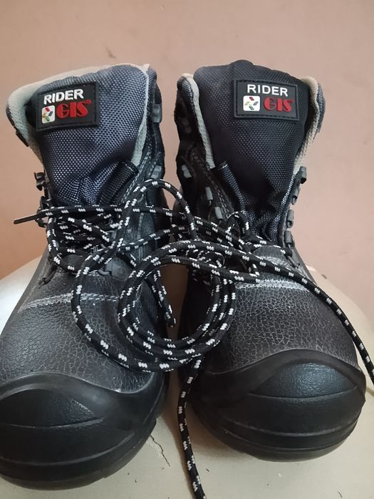 Ботинки с усиленными носами.