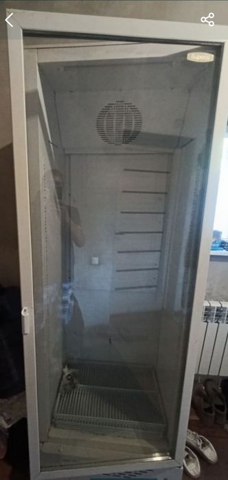 Продам витринный холодильник