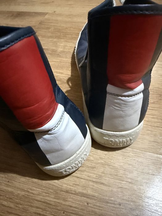 se vinde TOMMY JEANS