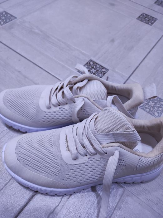 Кроссовки бежевые