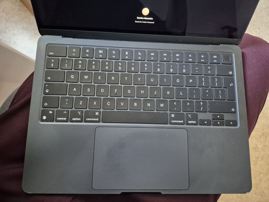 Macbook air m2 aproape nou