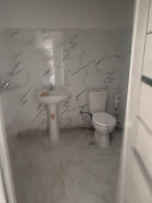 Nurafshon place da 1 xonali uy tez va arzon sotiladi